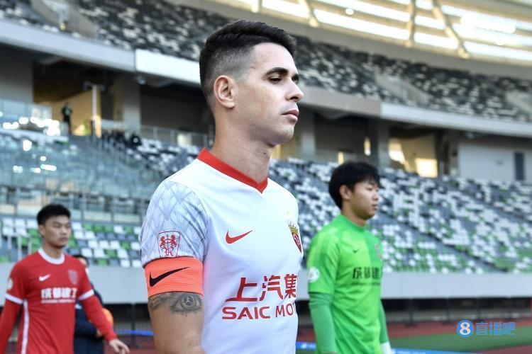 东体：奥斯卡因安顿家人缺席热身赛，平克加盟海港只剩细节问题