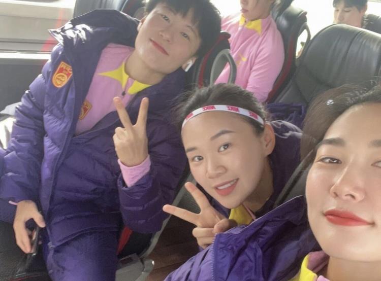 杨莉娜抵达瑞士与中国女足会合，社媒晒与队友合影