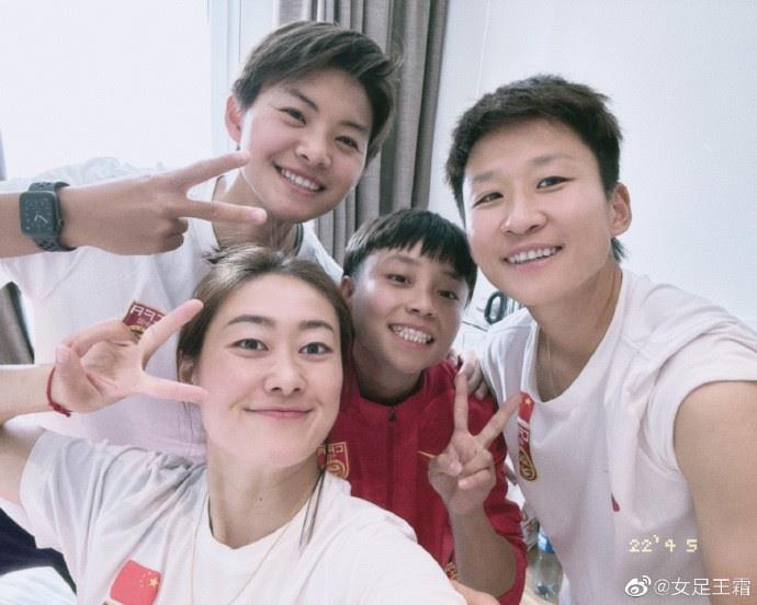 王霜晒与吴海燕、张琳艳、娄佳慧自拍：明天凌晨战瑞士，敬请关注