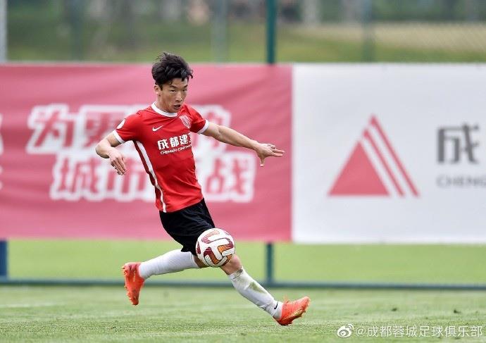 热身赛-成都蓉城2-1四川九牛 艾克森攻入精彩进球 刘涛破门
