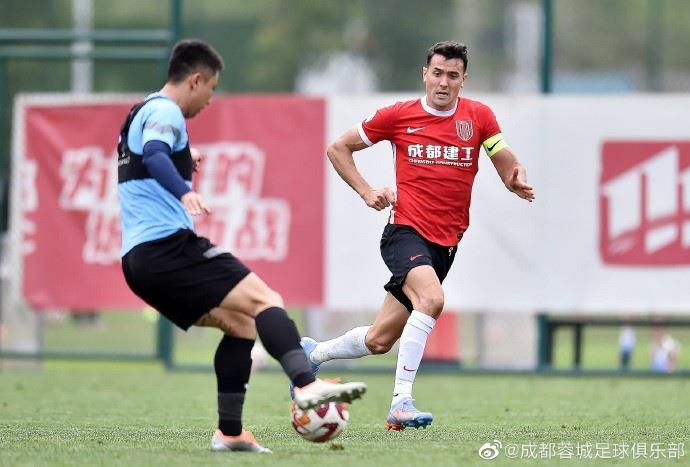 热身赛-成都蓉城2-1四川九牛 艾克森攻入精彩进球 刘涛破门