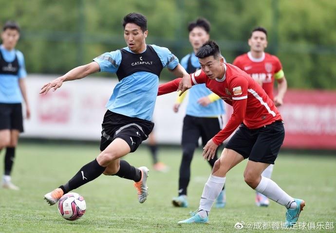 热身赛-成都蓉城2-1四川九牛 艾克森攻入精彩进球 刘涛破门