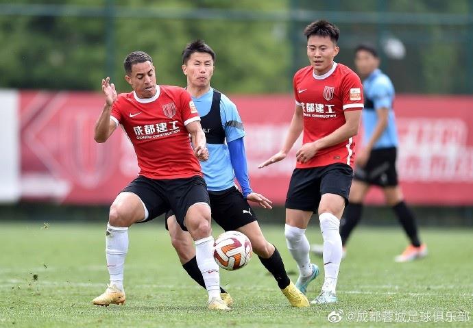热身赛-成都蓉城2-1四川九牛 艾克森攻入精彩进球 刘涛破门