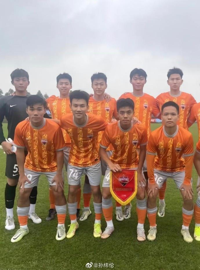你给几分?金色条纹配橙色底色,深圳队新赛季主场球衣出炉