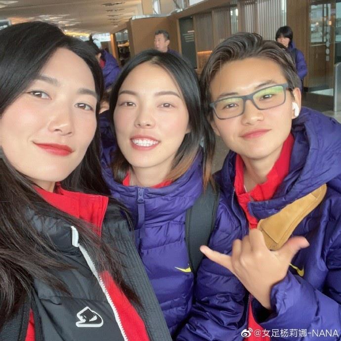 中国女足启程前往西班牙，杨莉娜与王霜自拍：转场