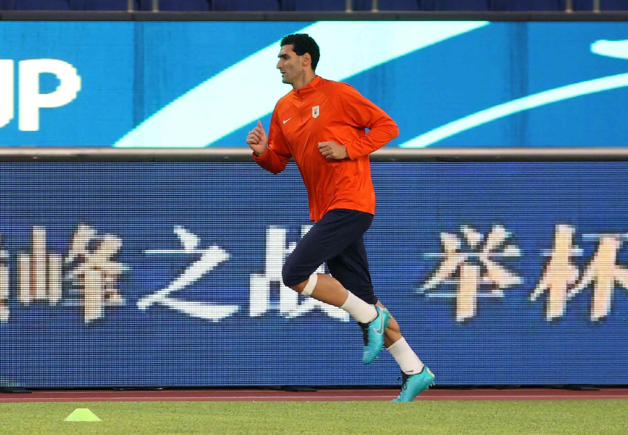 山东泰山队在黄龙体育场进行赛前训练 全力备战武汉三镇