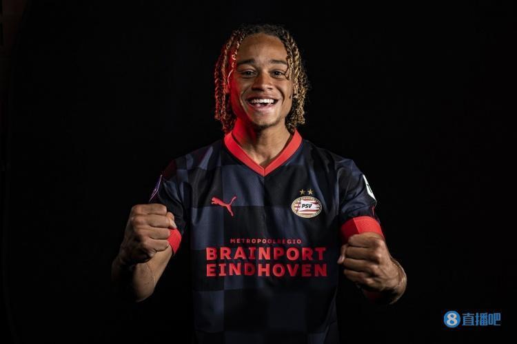 世体：巴黎和巴萨都有意签回本赛季发挥出色的哈维-西蒙斯