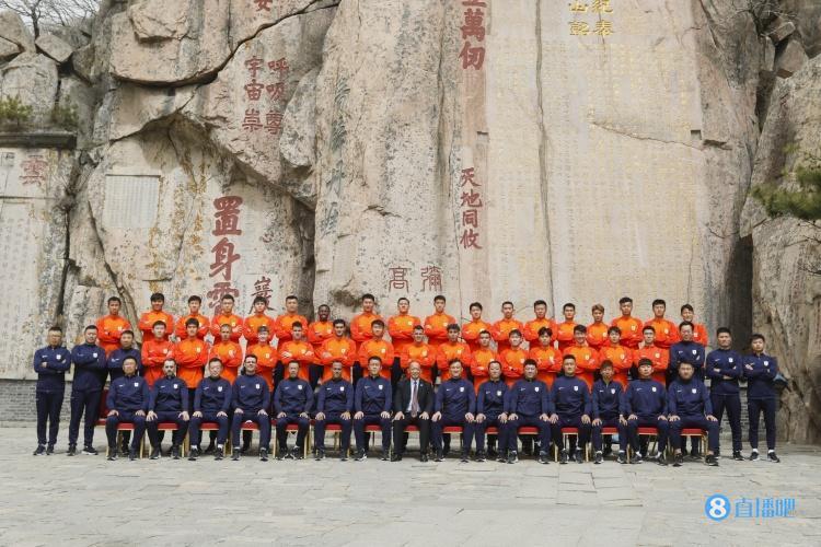 山东泰山拍摄新赛季全家福，吴兴涵、金敬道未在列