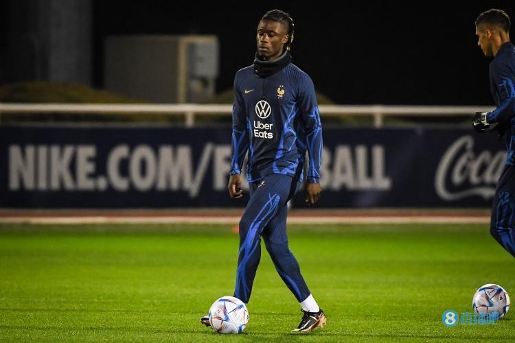 卡马文加：尽管被安排踢左后卫，但我向德尚证明中场有我一席之地