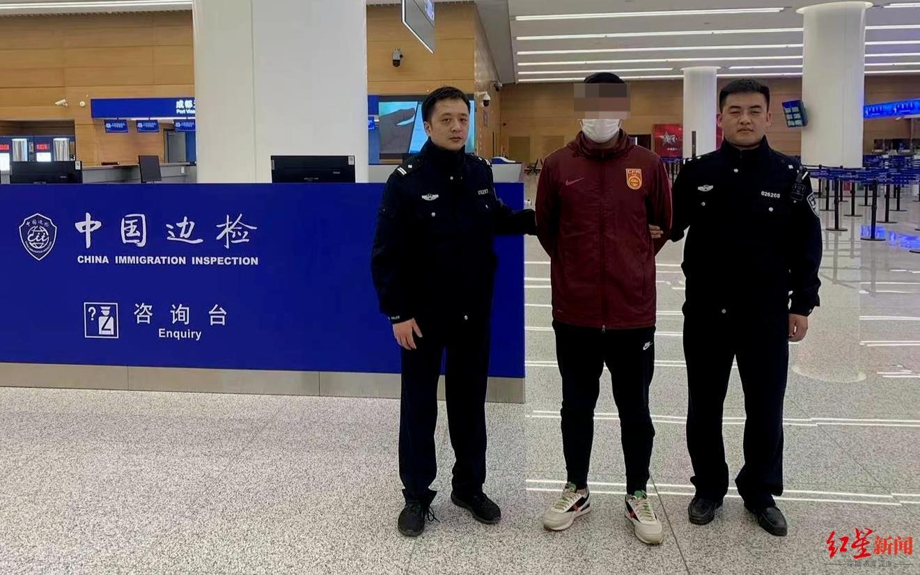 前裁判因赌博诈骗超千万，潜逃泰国三年被抓时穿“国足外套”