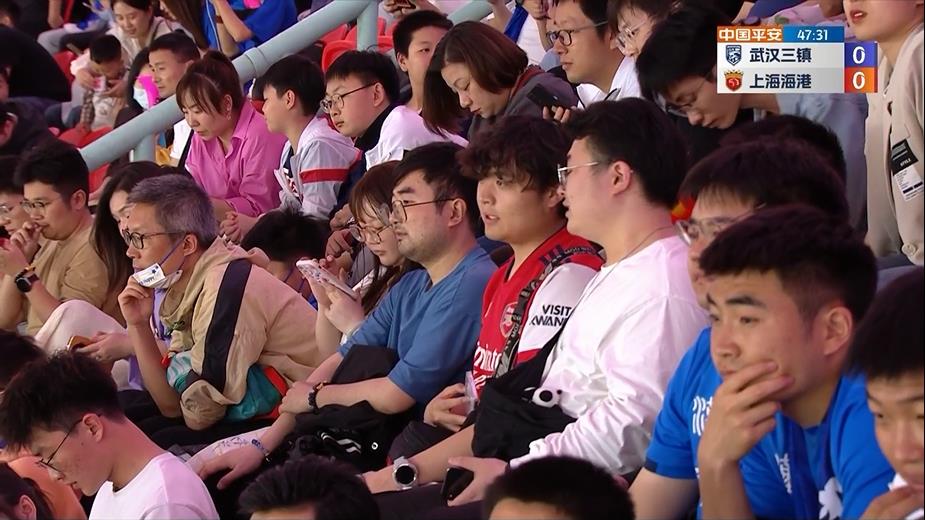 我们阿森纳________！三镇vs海港现场镜头捕捉一名枪迷🤗