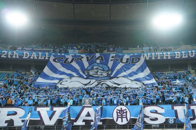 感受下大连人主场氛围震撼的tifo！热血澎湃的球迷！
