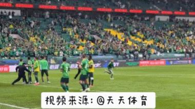 一位国安球迷赛后冲入场内，被安保追逐飞奔跳上看台