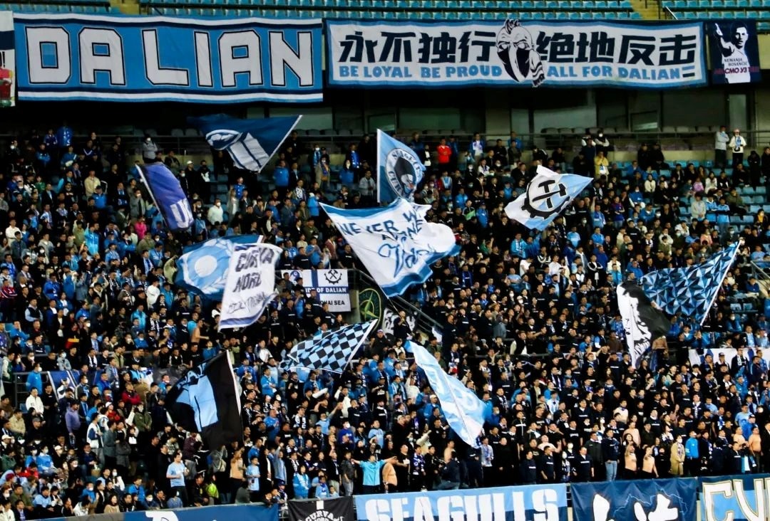 战斗2023·看台| 大连籍国脚看台助威大连人队旗开得胜
