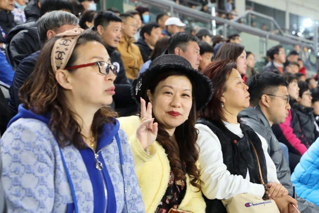 战斗2023·看台| 大连籍国脚看台助威大连人队旗开得胜
