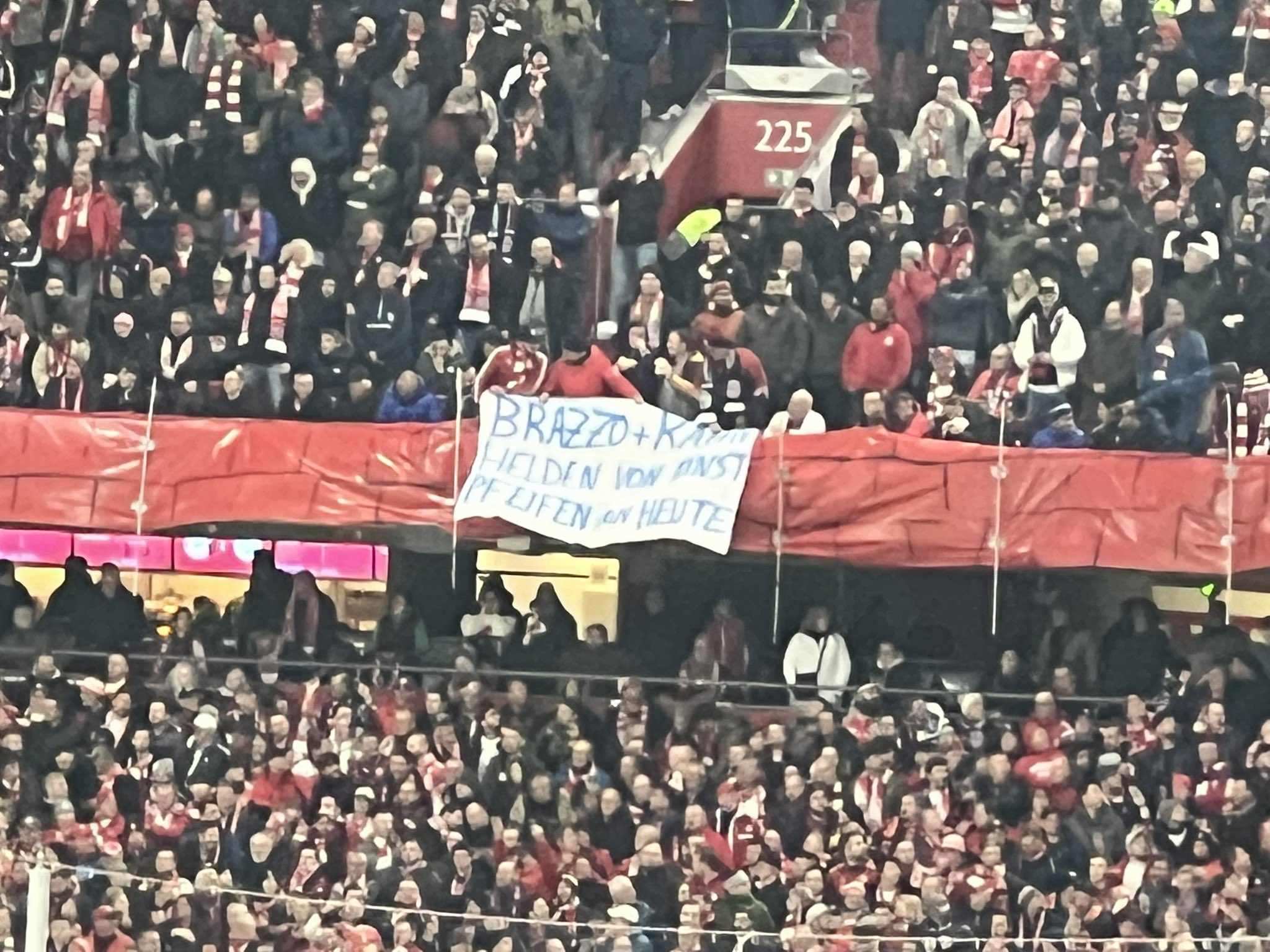 表达不满，拜仁球迷挂出横幅：萨利 卡恩，曾经的英雄&如今的输家