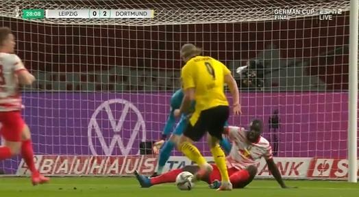 如出一辙！2年前哈兰德单挑莱比锡防线，于帕更加狼狈倒地…