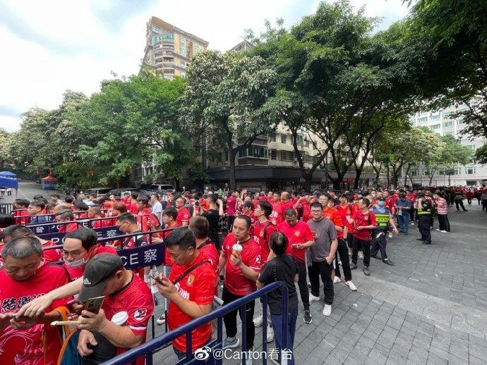 齐齐上山睇波！广州队中甲首战在即，越秀山场外成红色海洋