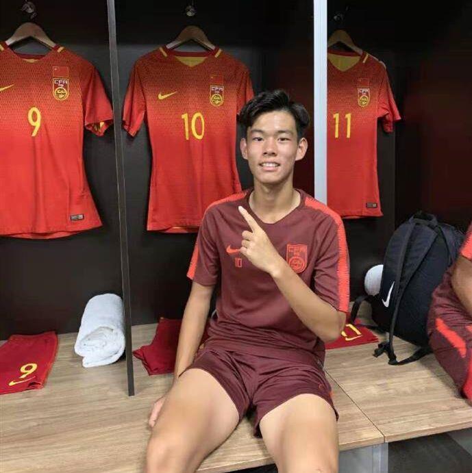 媒体人：何小珂最近替补因不续约，转会还得再看泰山俱乐部态度