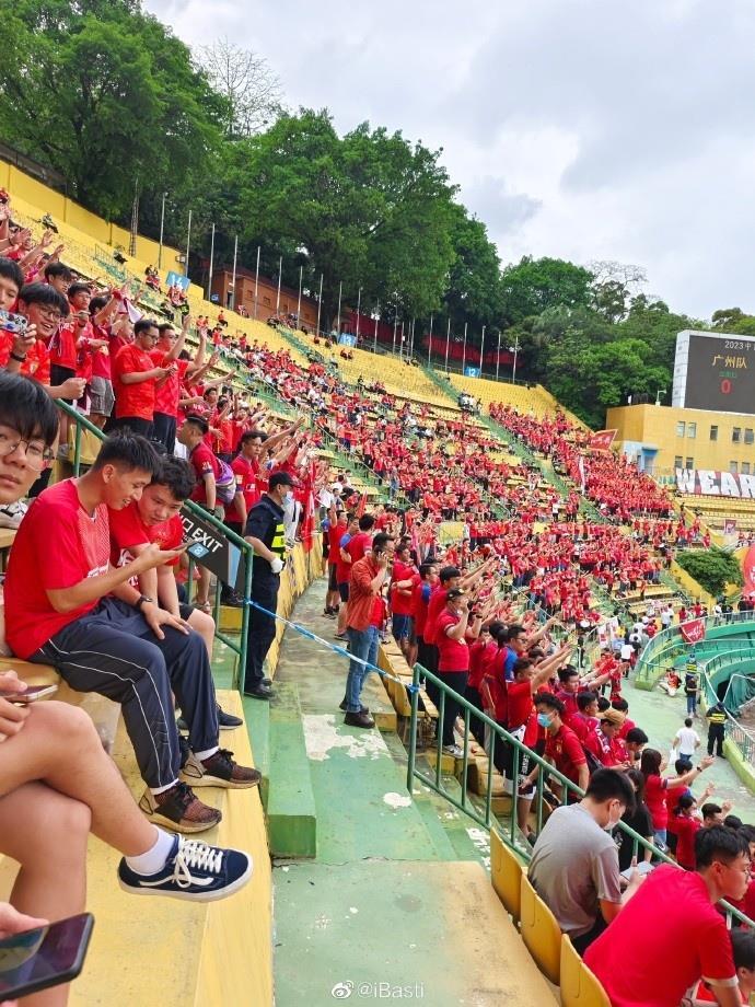 难挡热爱！8008名球迷现场助阵广州队中甲首轮比赛