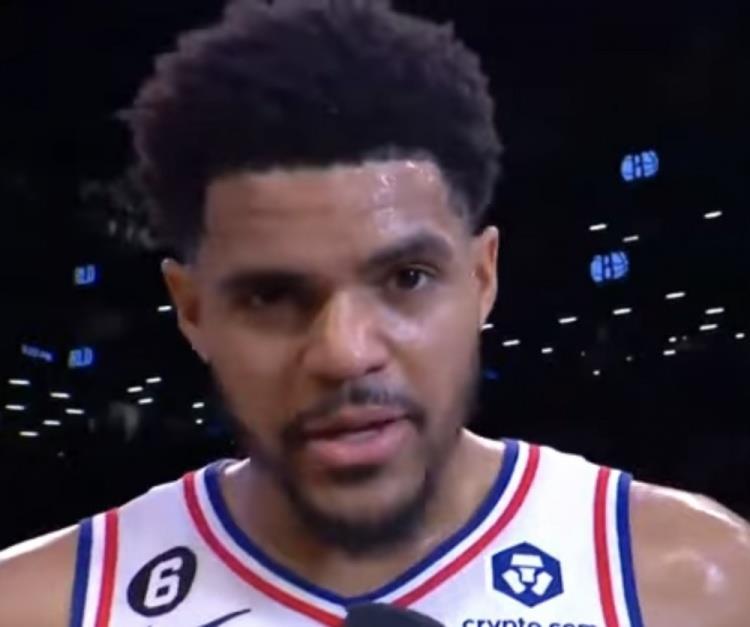 哈里斯采访时喊话恩比德：抓点紧 你TMD快点回到场上来啊