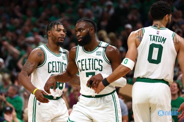 斯玛特：暂停时我坐在替补席寻找布朗但没找到 因为他没戴面具