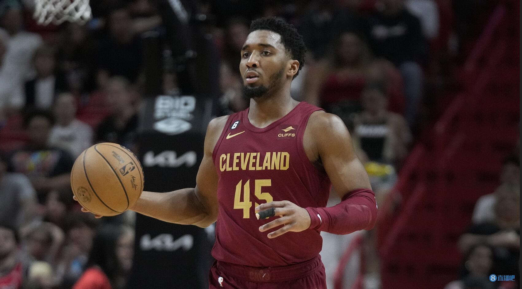 灾难级表现！米切尔18投仅5中拿到11分5助6失误 下半场9中1
