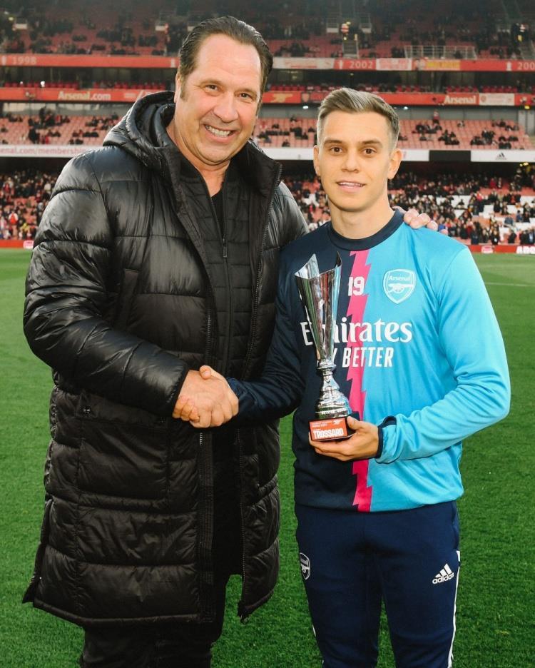 贡献5次助攻！特罗萨德领取了阿森纳三月队内最佳球员奖杯