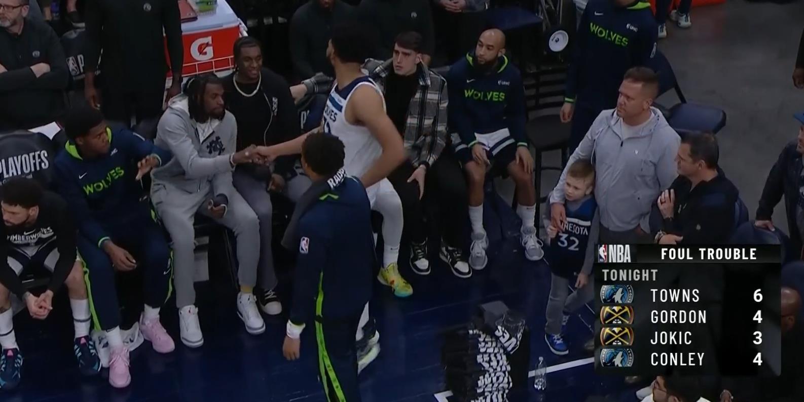 这防守习惯！唐斯推了约基奇一把 吃到六犯被罚下！