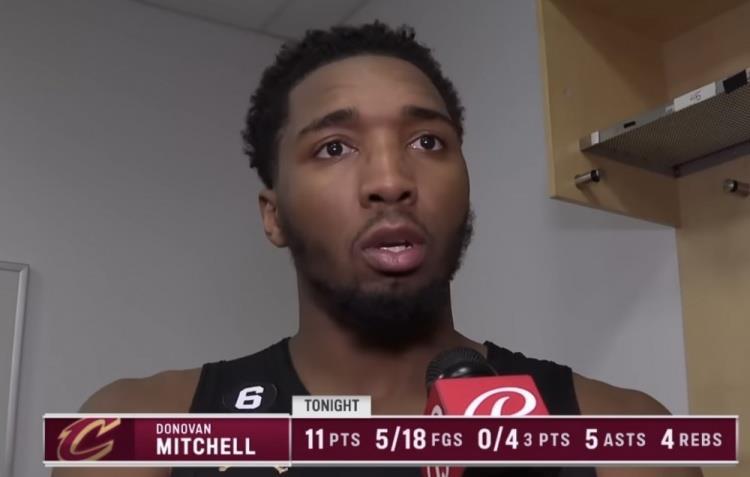 米切尔：我没有站出来 我是领袖却没完成工作 我打得像一样