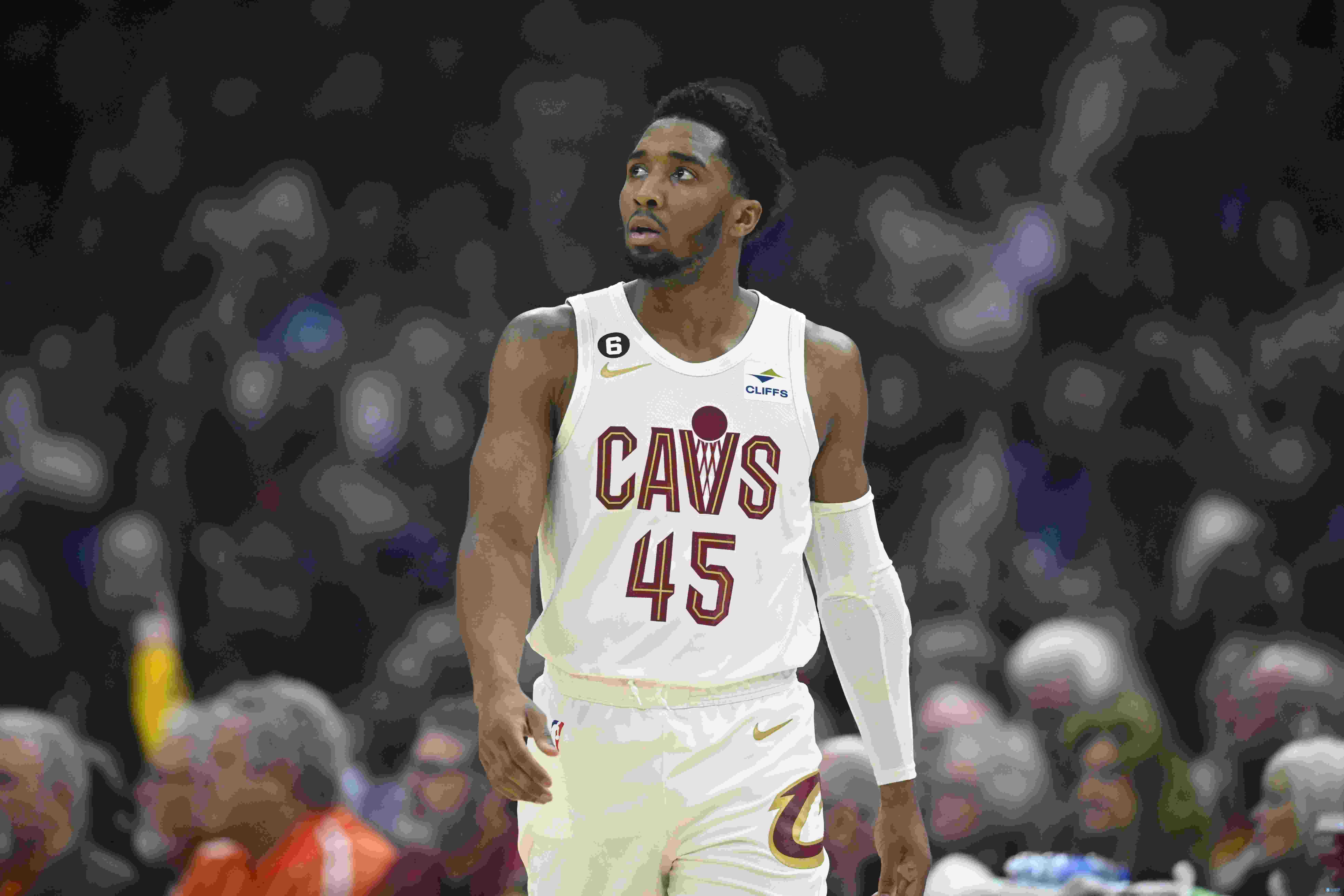 米切尔常规赛场均28.3分生涯新高 季后赛得分少5分&命中率下滑