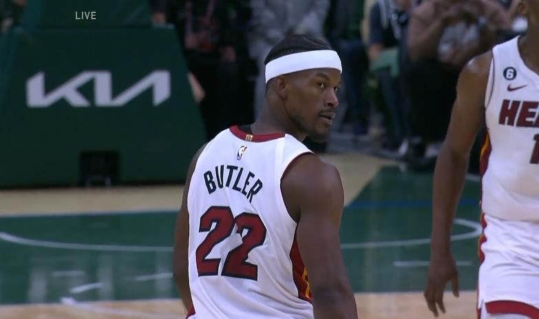 巴特勒急停转身跳投空心命中 边走边回头瞪着霍勒迪