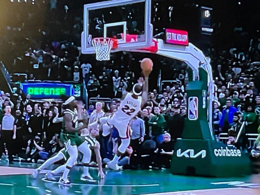 又是世界名画！巴特勒斜着身子单手抛进绝平球