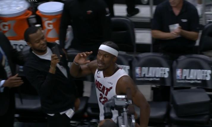 他太牛了！巴特勒平拍空接绝平 比出“你们说什么？”姿势