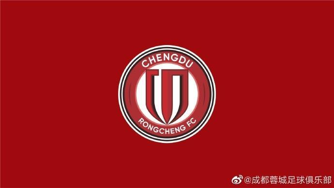 代理领队及助理教练慰问遇袭事件球迷，赠送签名队旗