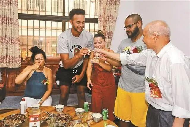 只有这个美国人可以拯救中国男篮？