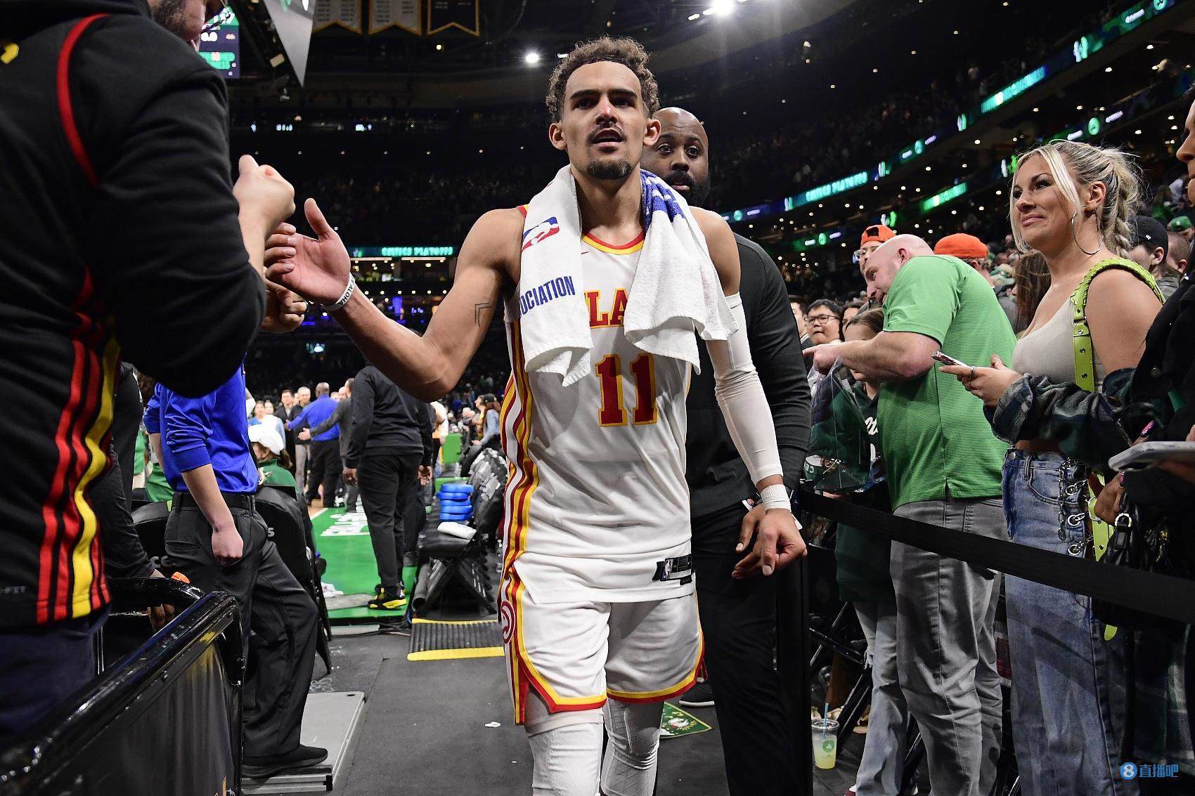 状态起飞！特雷-杨半场15投8中献4记三分 已砍下25分4助攻1大帽