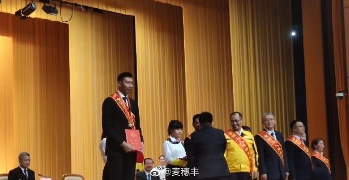 易建联登台领取全国五一劳动奖章 站在边上仍非常显眼