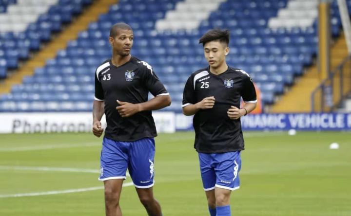 戴伟浚回忆伯里时光 图中的另一位球员是莱斯特城旧...