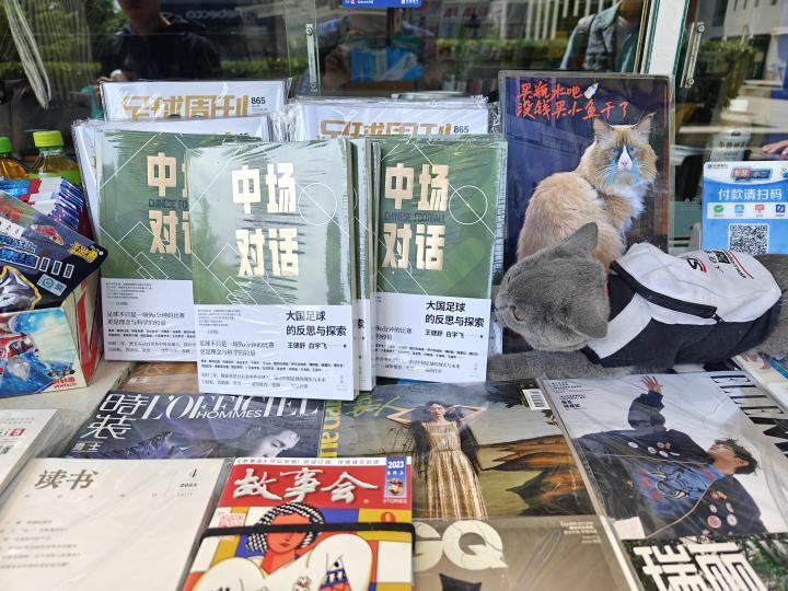 京鲁大战一触即发。赛前，在距离工人体育场最近的工...