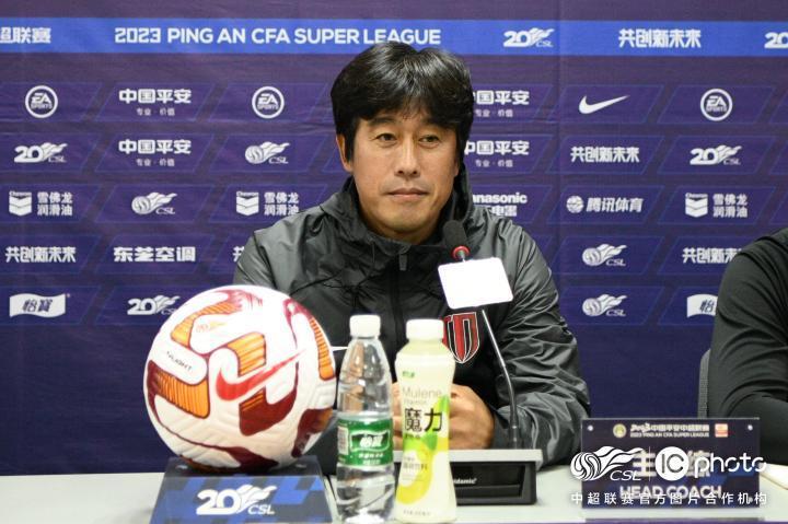 4月29日下午，成都蓉城队主教练徐正源和球员艾克...