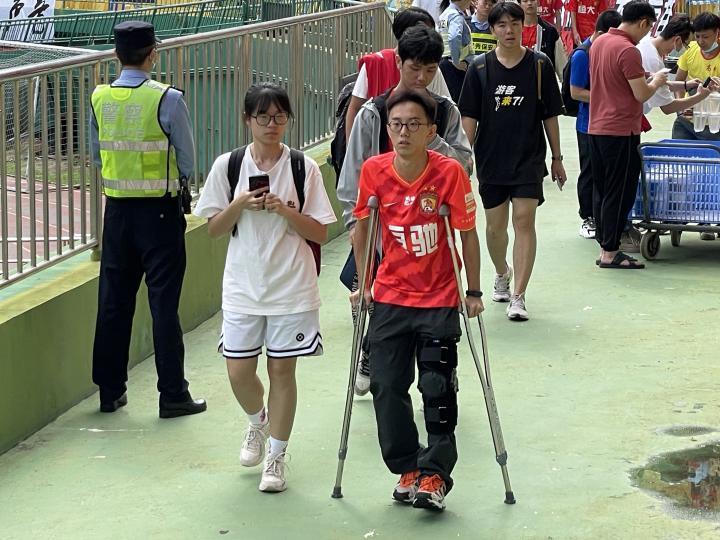 感人一幕再度上演，今天在越秀山体育场又看到了一位...