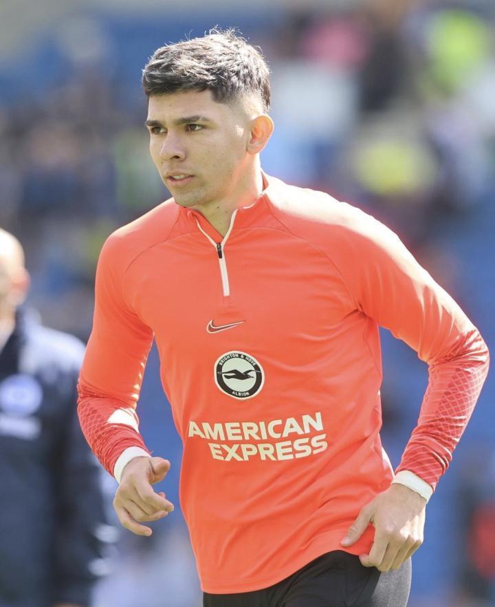 19岁的巴拉圭前锋恩西索面对狼队上演助攻梅开二度...