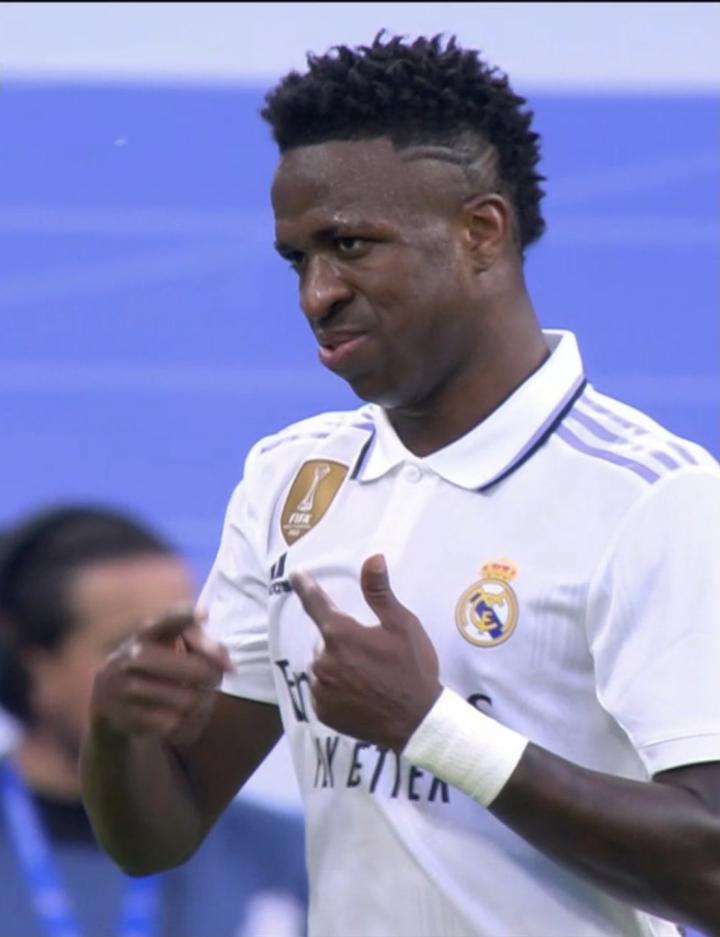 他喵的！维尼修斯右膝受伤，他要求被换下，他下场时...