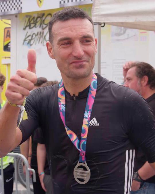 近期，自行车爱好者斯卡洛尼参加了“马略卡312自...