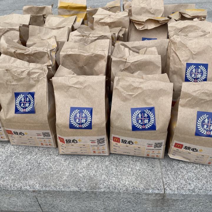 抵达集合点的青年军成员请及时领取麦当劳套餐及饮料