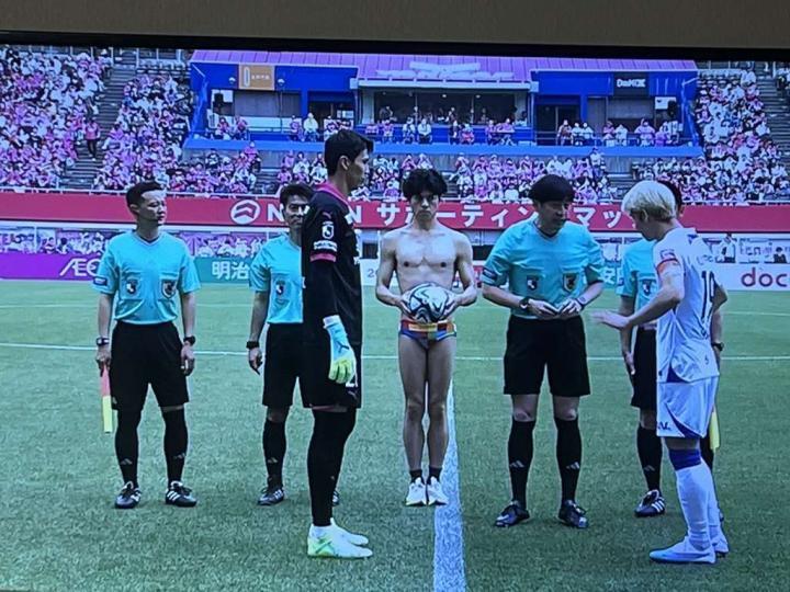 昨天J联赛大阪樱花和广岛三箭队比赛前的开场嘉宾，...