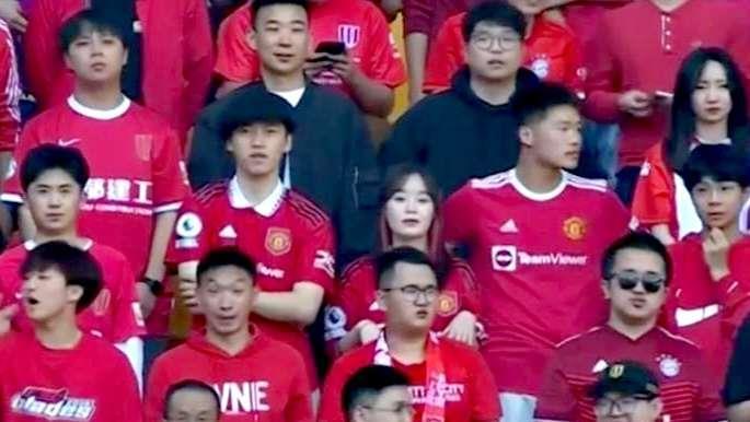 成都蓉城的比赛看台上出现了惊喜的画面，像是成都蓉...