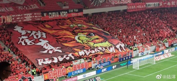 海港球迷打出“去伪存真”TIFO，申花球迷回击“丢人现眼”