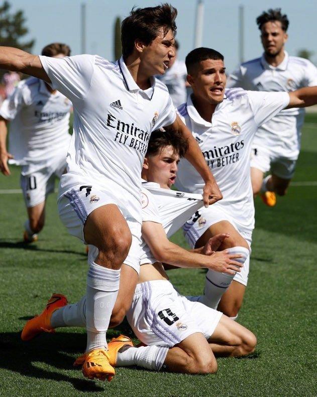 皇马名宿阿韦洛亚带领皇马U19A队夺得西班牙U1...